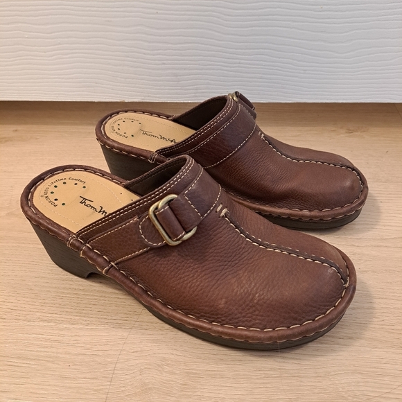 Thom McAn Brown Leather Slip On Buckle Comfort Boho Low Heel Clogs Size 7.5 - Picture 1 of 7